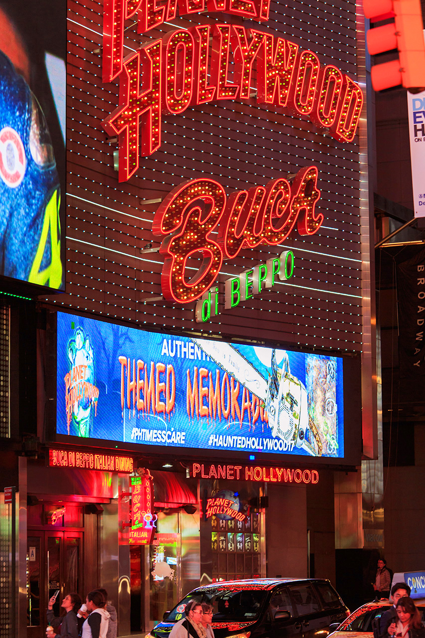 Times Square Planet Hollywood skylt och entré New York Alexa Produktion